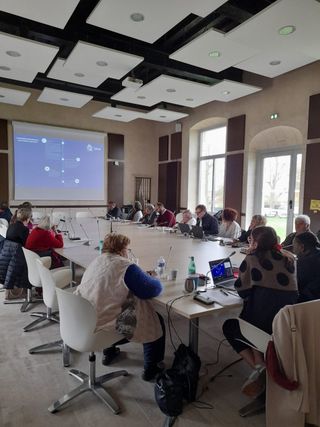 Le 13 novembre 2025, l’Union nationale des associations familiales (Unaf) et l’Union régionale des associations familiales (Uraf) Nouvelle-Aquitaine ont co-organisé une journée régionale dédiée au fonctionnement de la Commission de Contrôle Départementale (CCD). Cet événement, qui s’est tenu à Artigues-près-Bordeaux, a réuni 25 participants, dont des membres bénévoles et des référents salariés des Udaf de la région. L’objectif était clair : échanger sur les bonnes pratiques, clarifier les procédures et renforcer la cohésion autour de cette instance essentielle au bon fonctionnement des Udaf.